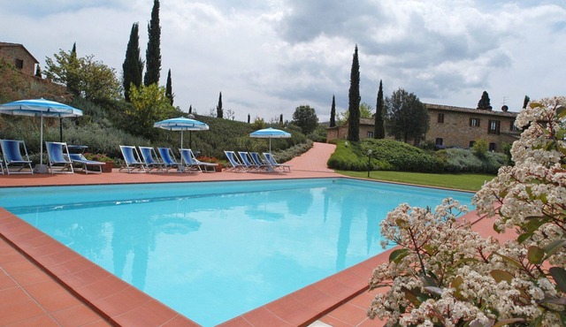 Nice apartment with pool, WIFI, TV, pets allowed, panoramic view and parking, close to San Gimig...