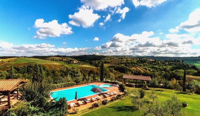 Nice apartment with WIFI, A/C, pool, TV, patio, panoramic view, parking, close to San Gimignano