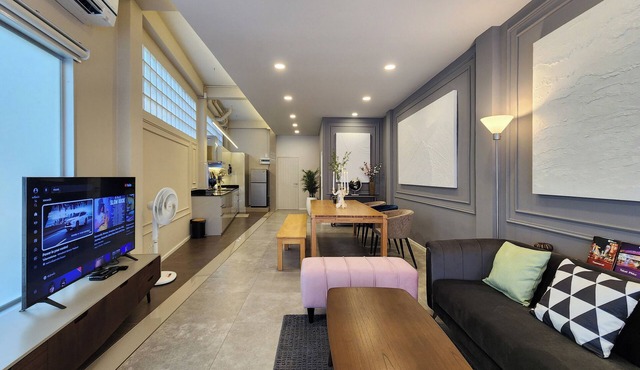 Nice Decorated townhouse in local neighborhood, 10 minutes walk to BTS