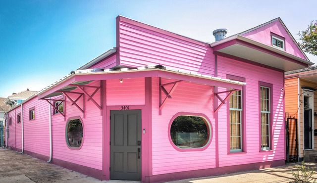 Nola Pink Palace sleeps 10. .5 miles away from French Quarter
