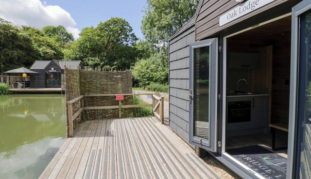 OAK LODGE AT BRIDGE LAKE FARM & FISHERY, romantic in Chacombe
