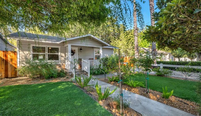 Oaks Retro Cottage, Jacuzzi, Bistro Patio, Walk to Everything!