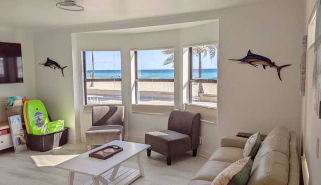 OCEANFRONT/1st FL- On beach Spectacular views/King+sleeper/2 baths. Free parking