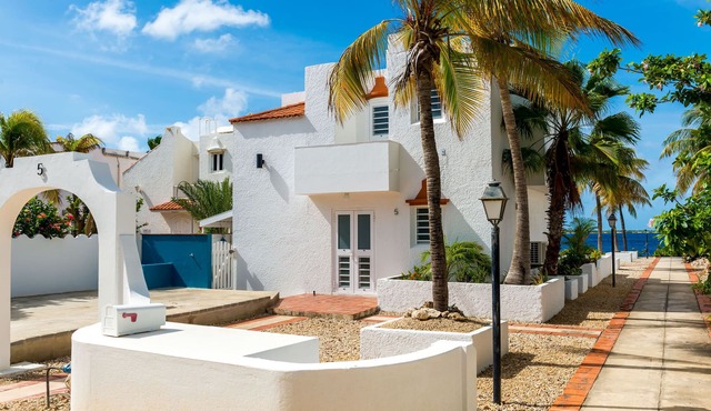 Oceanfront Villa, great house reef, near dive shops, restaurants, sleeps 4