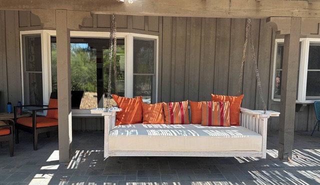 Ojai East End Chic Ranch Home with Stunning Views, Nature, 8' hot tub, 1 bedroom