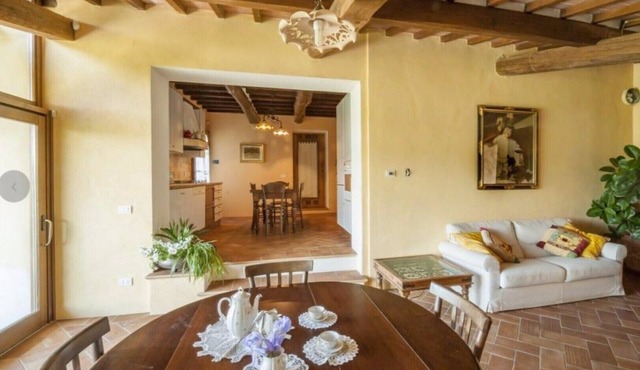 Old farmhouse surrounded by olive groves, near the village, 5 places, first floor, swimming pool