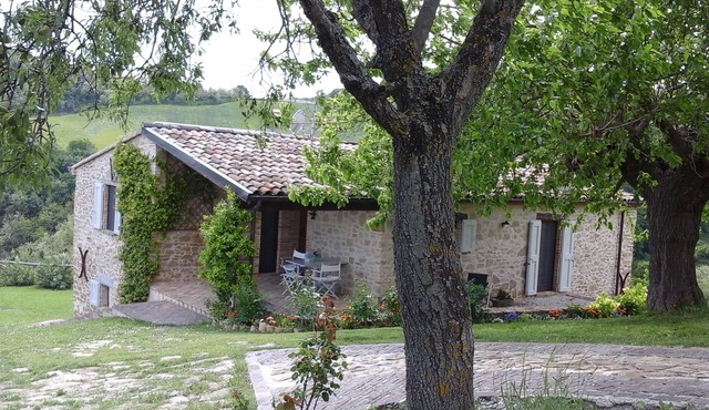 OLD HOUSE IN URBINO. Vacation between art and nature.