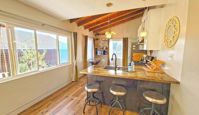 Old Town Charmer walking distance to restaurants/nightlife