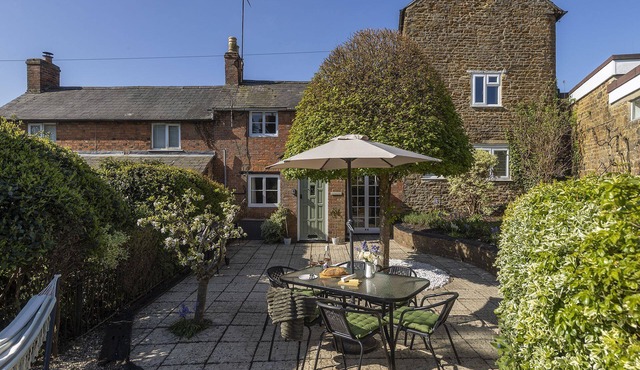 Orchard Cottage, Hook Norton - a cottage that sleeps 4 guests in 2 bedrooms
