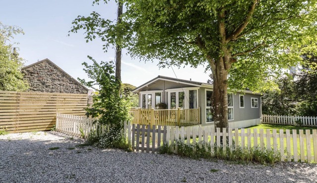 ORCHARD LODGE, pet friendly, with hot tub in Abersoch