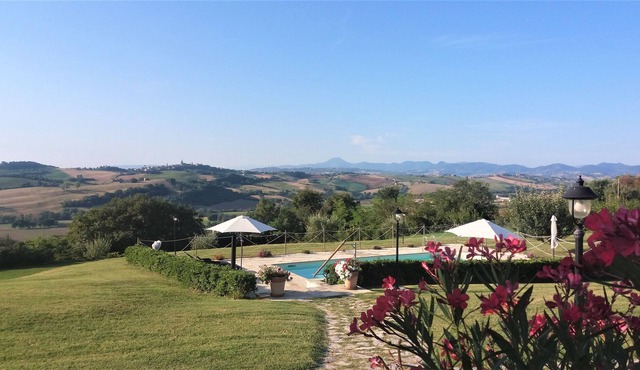 Original country house in the green heart of the Marche with swimming pool and garden!