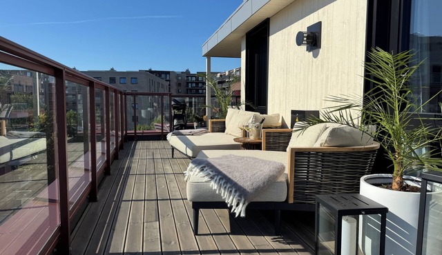 Oslo Penthouse with Private Rooftop, Fireplace & Parking