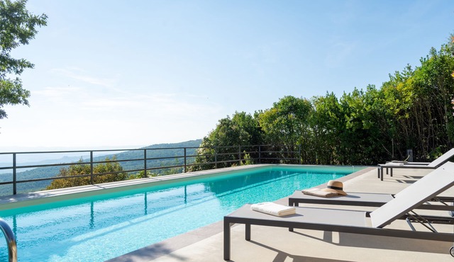 Overlooking Trasimeno lake. Between Umbria and Tuscany. Heatable pool