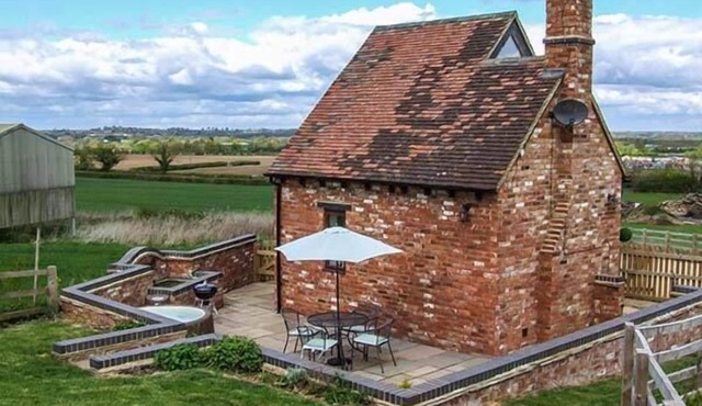 OWL COTTAGE, pet friendly, with open fire in Napton-On-The-Hill