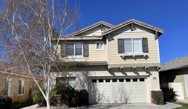 Pacific Dreams Simi Valley is a Distinguished 5 BR 2.5 BA that sleeps 8-10.