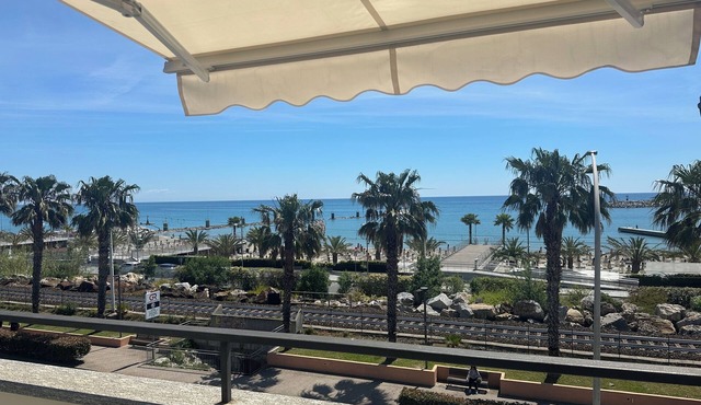 Panoramic attic horizon with parking. Very close to the sea and services.
