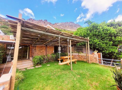 Panoramic Mountain Views Off-Grid Private Bungalow