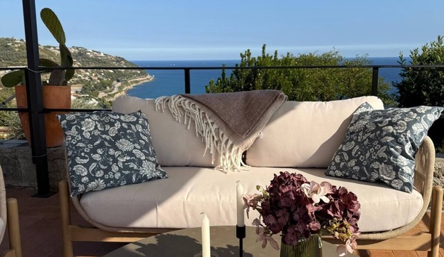 Panoramic sea views - Stylish end terraced house with private garden-1km to the sea
