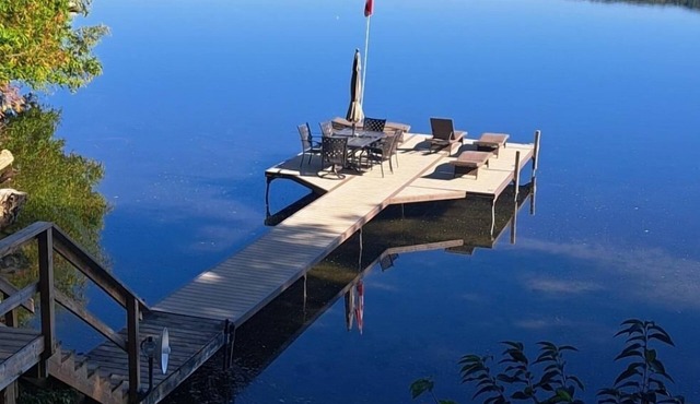 Paradise Cove Lakefront Cottage