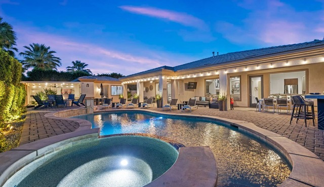 Paradise Palms: Family fun, Salt water pool/spa, games, fire pit