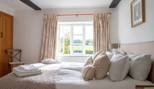 Pass the Keys | Cotswolds Farmhouse | sleeps 10 | stunning garden