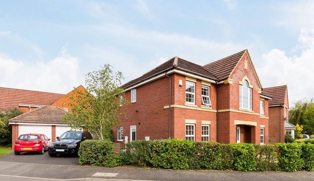 Pass the Keys | Spacious 4Bed Warwick Family Home, with Parking