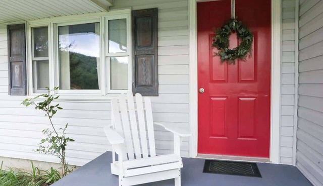 Peace and Pinecones Cottage by Buffalo Mtn Getaway