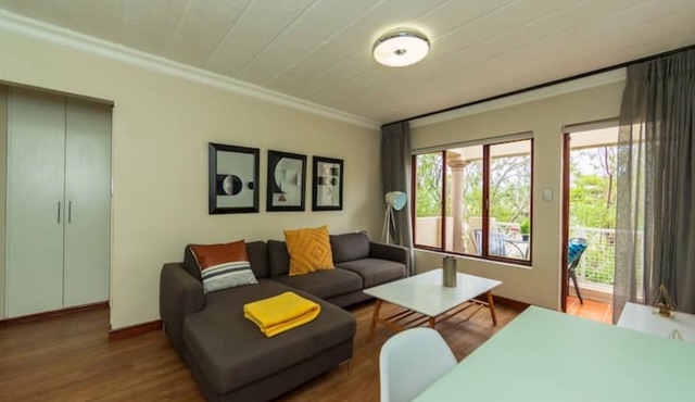 Peaceful home 4,7km to Sandton city