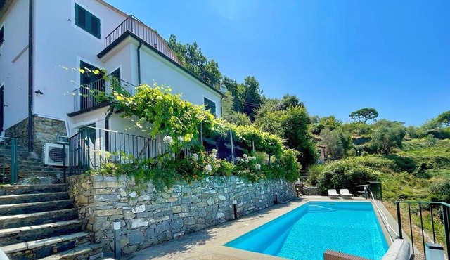Peaceful rustic home with scenic sea views on the hills of Levanto! Villa Alyssa