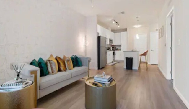 Peaceful Sorority Style Getaway Penthouse Lounge