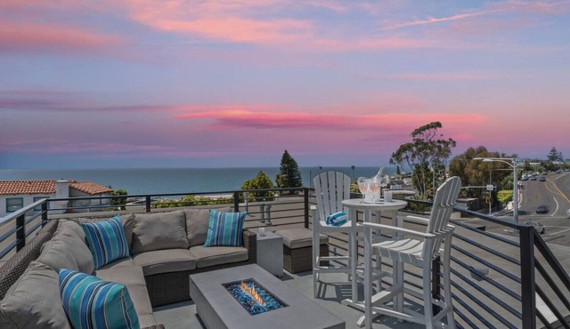 Penthouse! Steps from Victoria Beach, 180 degree ocean views!