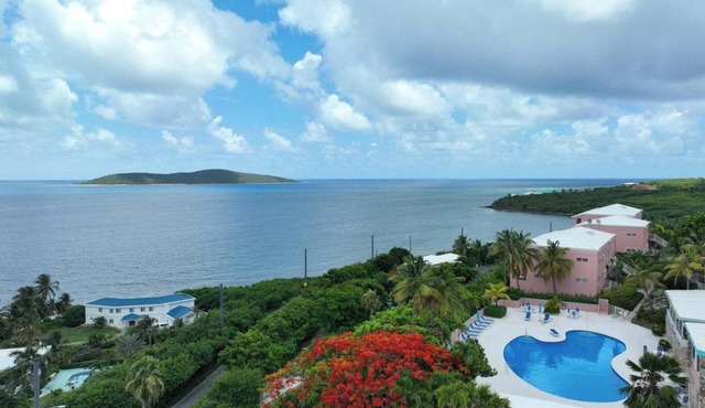 Perfect Island Getaway-amazing ocean views and refreshing pool at Coakley Bay!