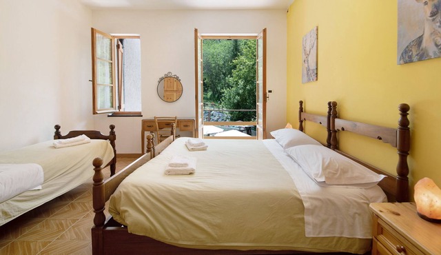 Pet-Friendly Apartment with Mountain View, Shared Pool & Wi-Fi