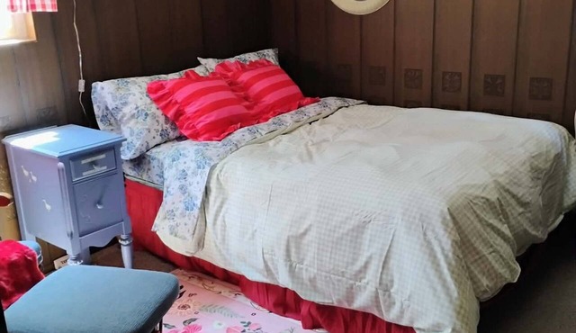 Pet-Friendly, Cozy 2-bedroom cabin near crystal blue Wood Lake with AC