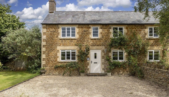 Pet Friendly Rural Cotswold Cottage - 1 Manor Farm Cottage