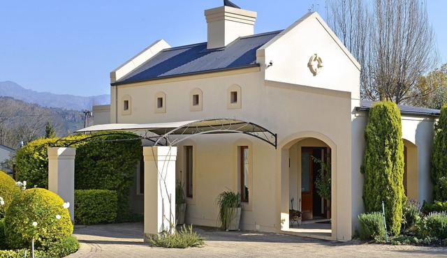 Petit Plaisir! Romantic Garden Cottage With Beautiful Mountain Views