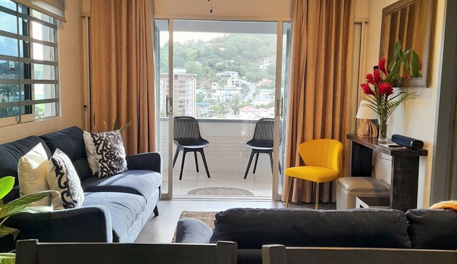 Pierre Point: Hilltop retreat with breathtaking views!