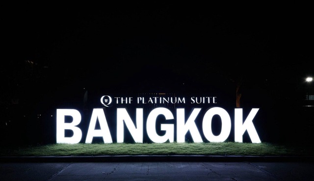 Platinum Luxury Suite | Modern City Getaway