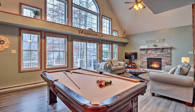 Pocono Hot Tub Chalet | Lake Access Sleeps 10