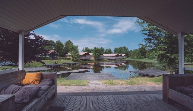 Pondside Stay w/Kitchen