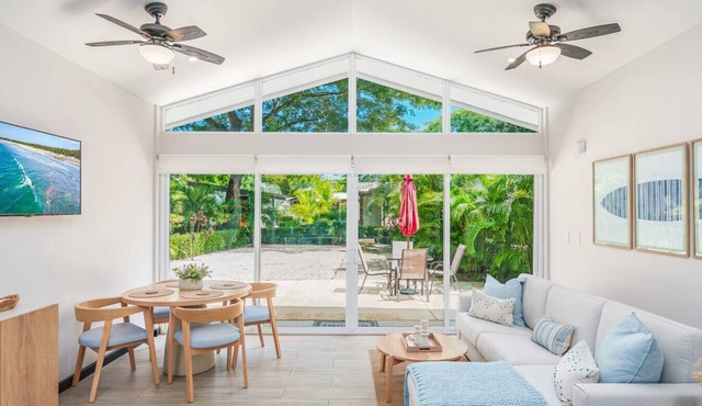 Pool, Beach, AC, Fast WiFi | Avellanas Modern Home