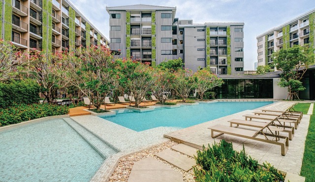 Pool! For sightseeing, play and food