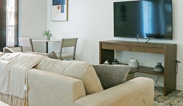 PoplarHouse 1BD+Den 5