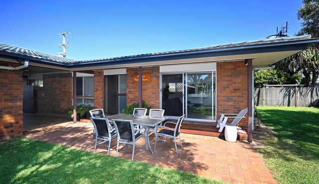 Poppy's Beach House - Absolute Beachfront
