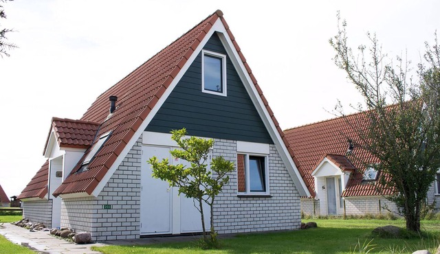 Practically furnished vacation home located on the edge of a vacation park near the Ijsselmeer (3 km