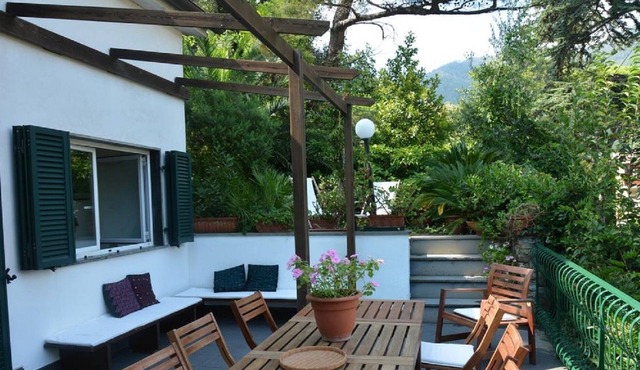 Pretty White House - The perfect location close to everything you could desire.