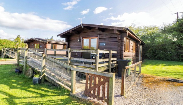 PRIMROSE LODGE, pet friendly, with a garden in Offenham