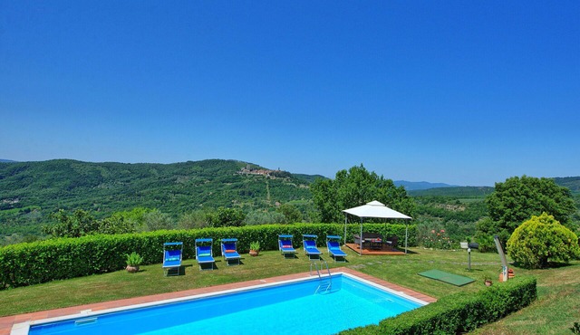 Private Villa with private pool, A/C, WIFI, patio, pets allowed, panoramic view, close to Arezzo