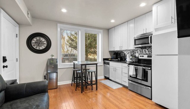 Private City Condo+ 2BD+1Bath+Free Street Parking