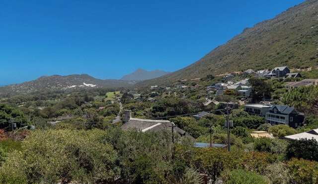 Private Cottage on Clovelly mountain side, 750m to golf course, 1 km to beaches.